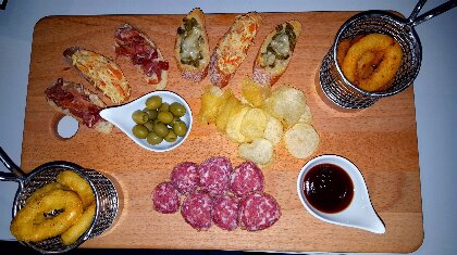 Pour accompagner votre apéritif ! La planche Apéro pour 2 personnes .Oignon ring's, beignet de calamar, olives, chips, fuseau lorrain , sauce barbecue. Venez Déguster La planche à apéro !